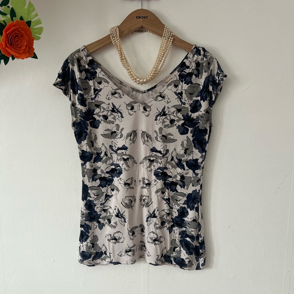 Banana Republic sz M Vneck Floral cap sleeve tee shirred shoulders